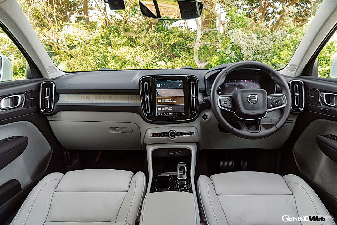 レザーとウッドが調和した、シンプルで明るい雰囲気が北欧のセンスを感じる。試乗車のUltimateに加えてPlus、Plus Proの3種類のトリムラインを用意する。室内は広大ではないが4人が乗っての長距離ドライブにも十分な広さを持つ。