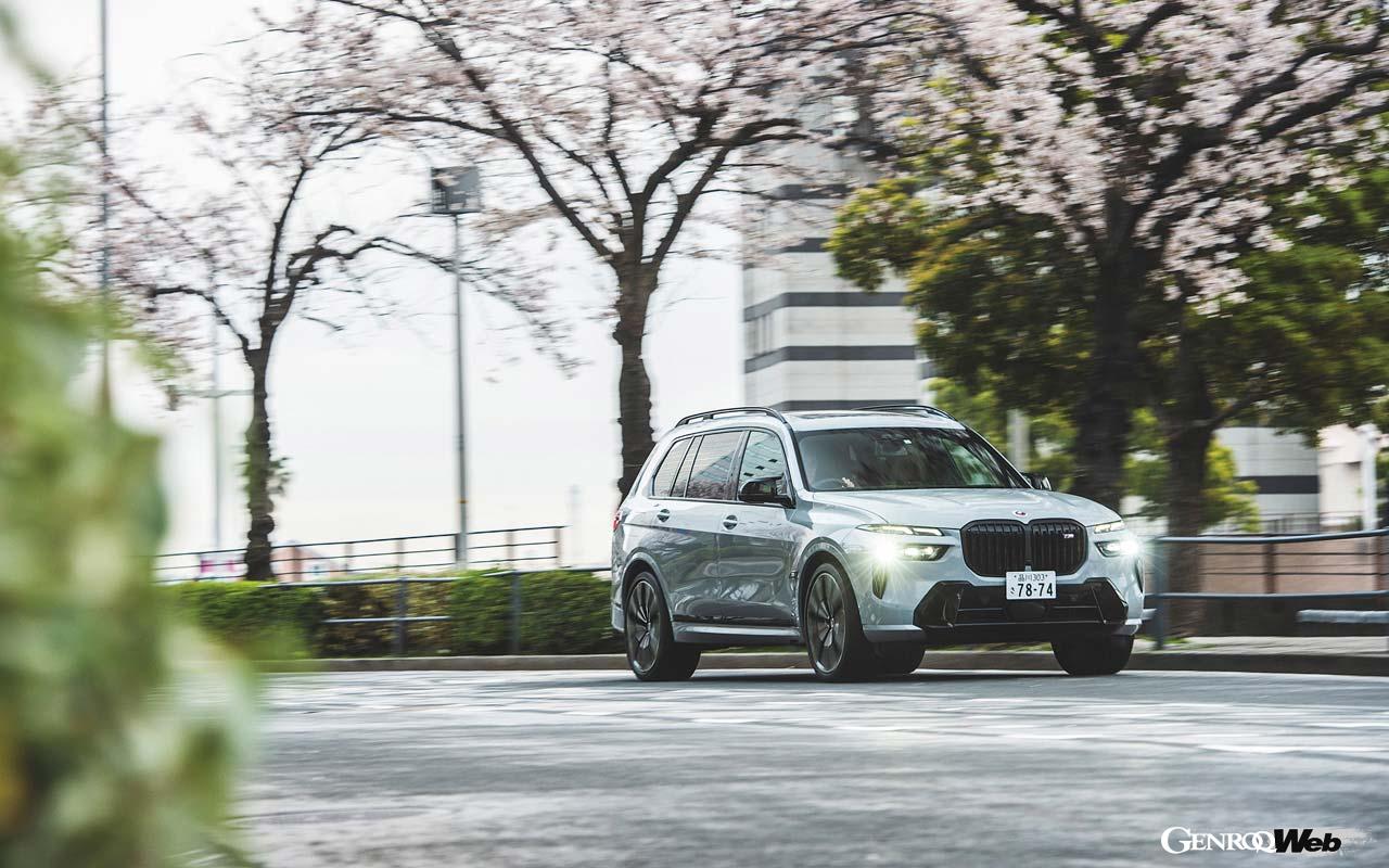 X7の特徴は上下2分割のヘッドランプ（ツイン・サーキュラー＆ダブル・ライトと言うらしい）と、巨大なキドニーグリルの組み合わせ。昨今のBMWの顔は問答無用でこのイメージに変わってきている。