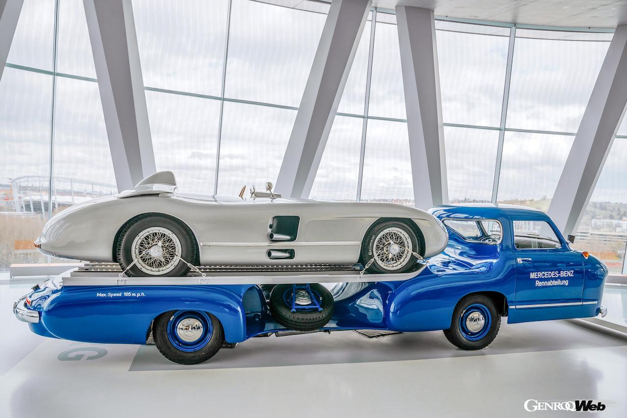 1台のみが製造され、1955年シーズンのスポーツカーレースやF1で活躍した高速トランスポーター「メルセデス・ベンツ ブルーワンダー」。現在、メルセデス・ミュージアムで復元モデルが公開されている。