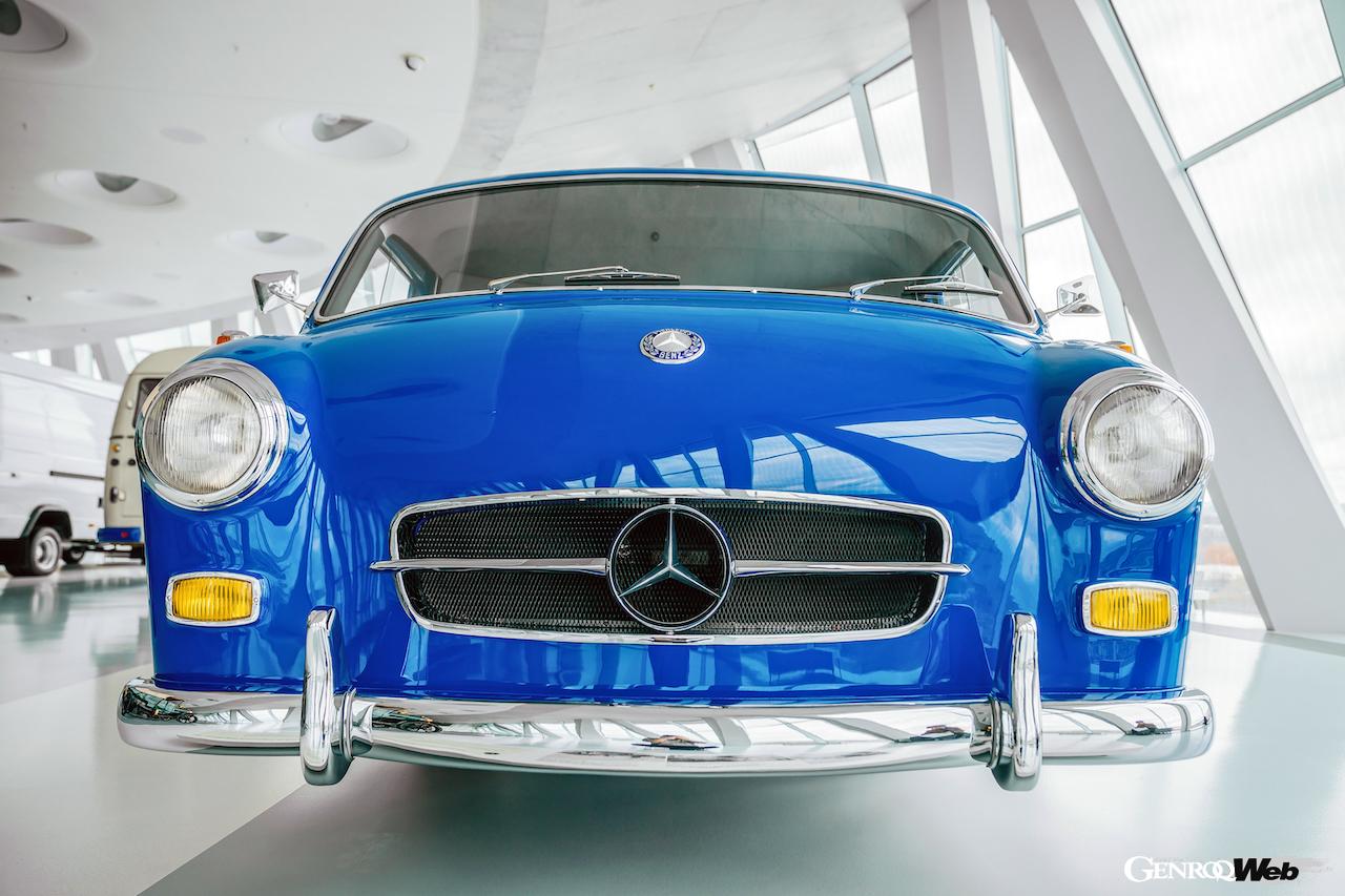 1台のみが製造され、1955年シーズンのスポーツカーレースやF1で活躍した高速トランスポーター「メルセデス・ベンツ ブルーワンダー」。現在、メルセデス・ミュージアムで復元モデルが公開されている。