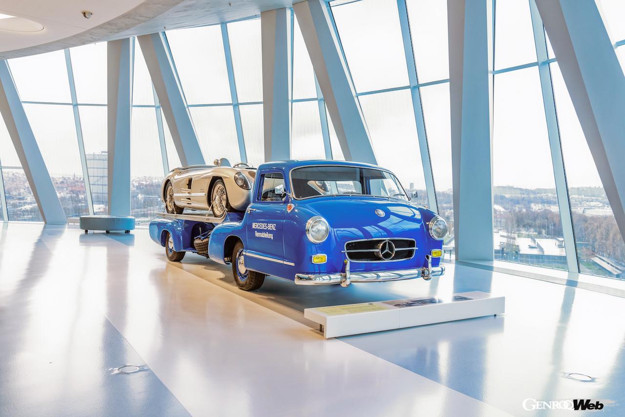 1台のみが製造され、1955年シーズンのスポーツカーレースやF1で活躍した高速トランスポーター「メルセデス・ベンツ ブルーワンダー」。現在、メルセデス・ミュージアムで復元モデルが公開されている。