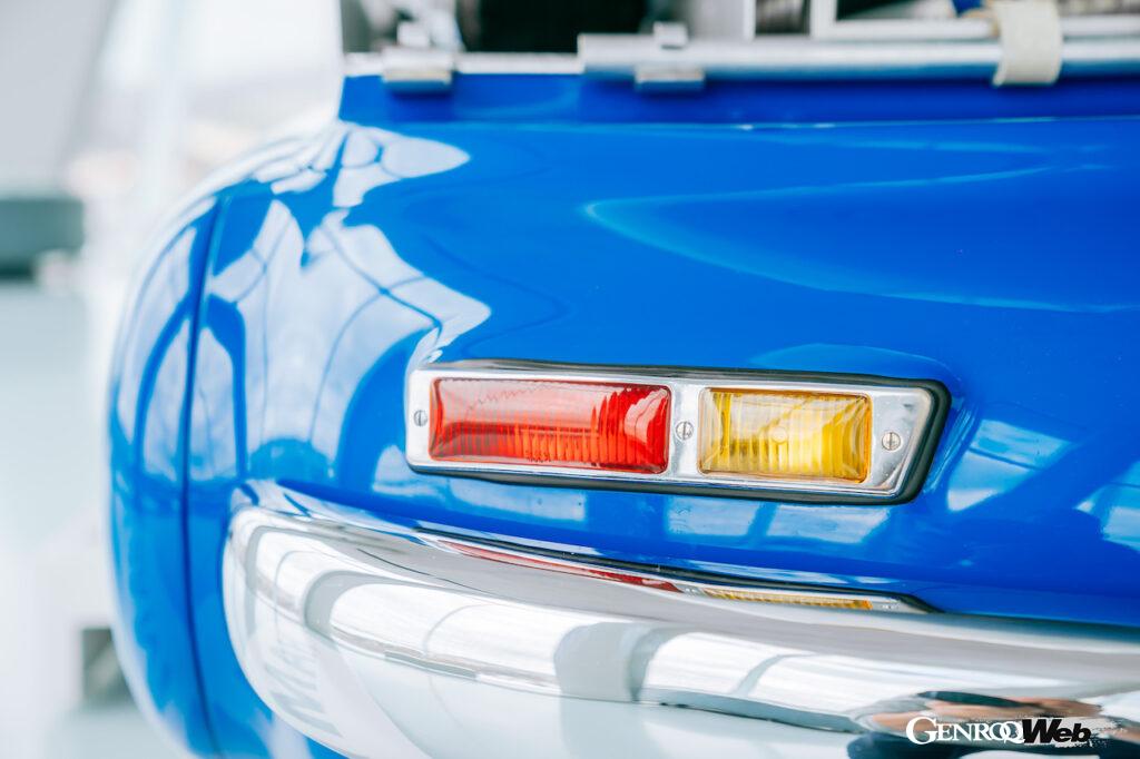 1台のみが製造され、1955年シーズンのスポーツカーレースやF1で活躍した高速トランスポーター「メルセデス・ベンツ ブルーワンダー」。現在、メルセデス・ミュージアムで復元モデルが公開されている。