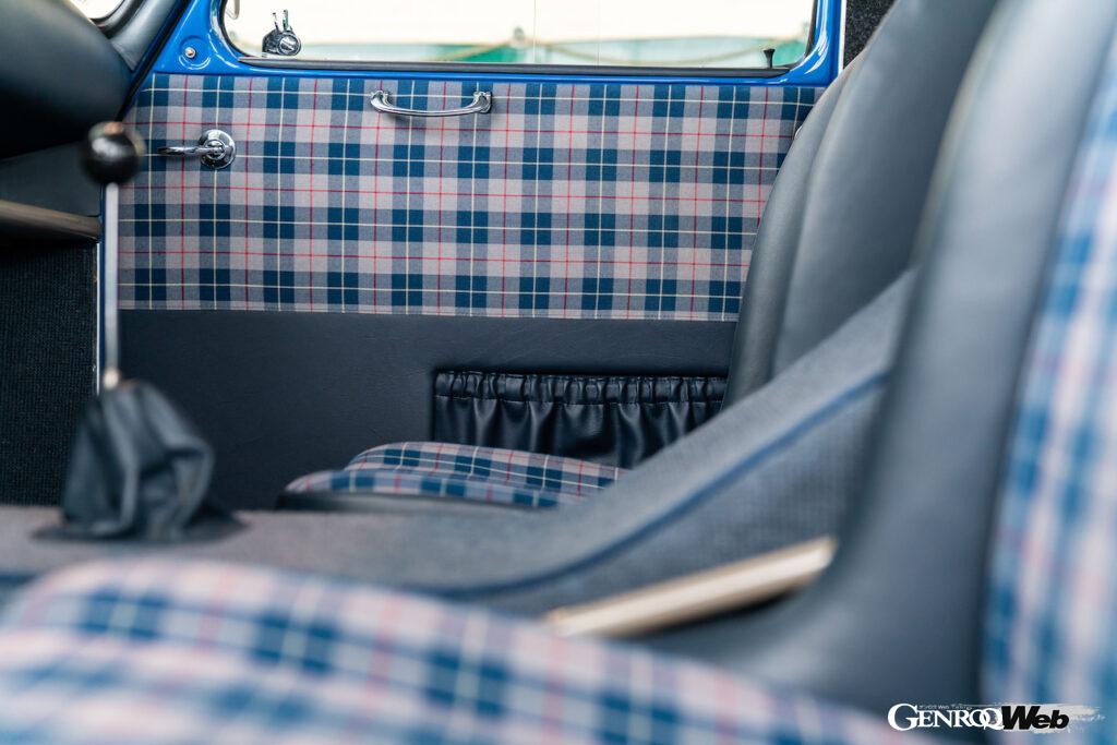 インテリアは、当時のレーシングカーと同様にチェックのファブリックをシートやドアパネルに採用。ステアリングホイールを含めた、多くのパーツも様々な車両から流用されている。