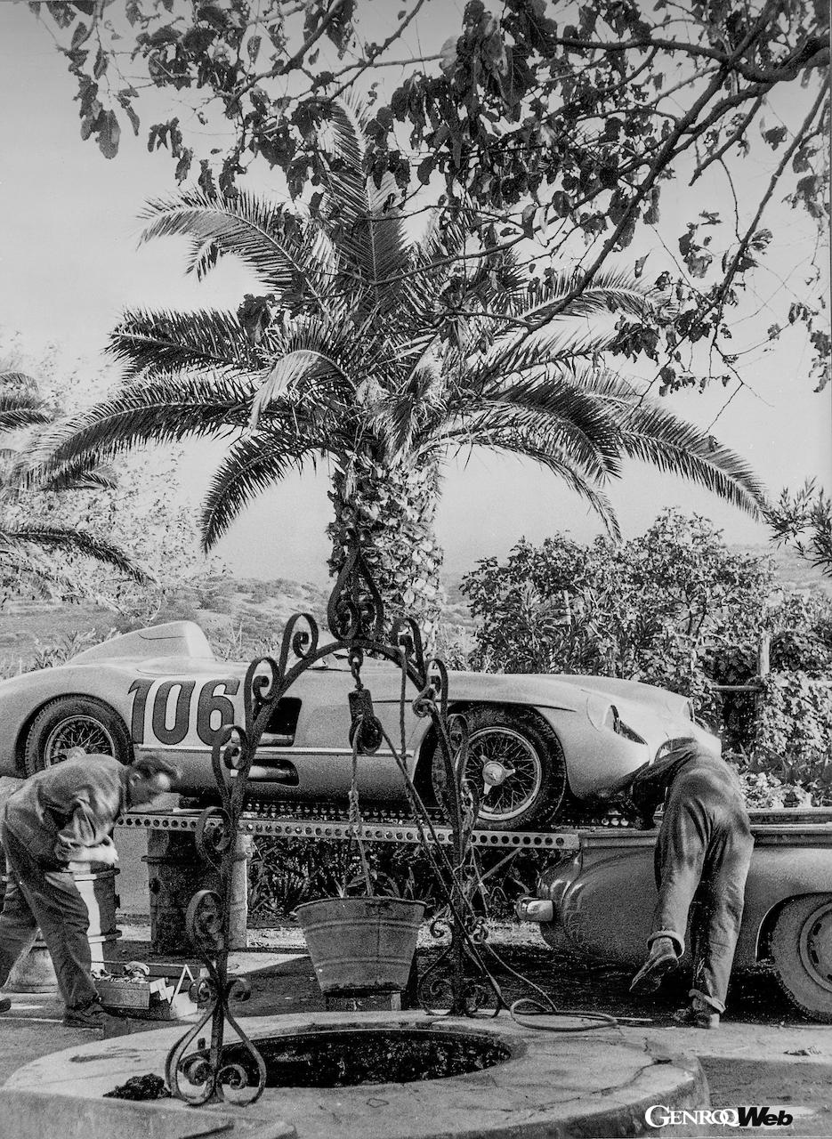 1955年にシチリアで開催されたタルガ・フローリオでは、ブルーワンダーの積載用スロープが、即席の作業用リフトとして使用されている。