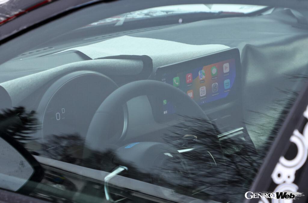 丸型ベゼルのデジタルメータークラスターなど、フィアット製モデルらしいインテリアを持つテスト車両。