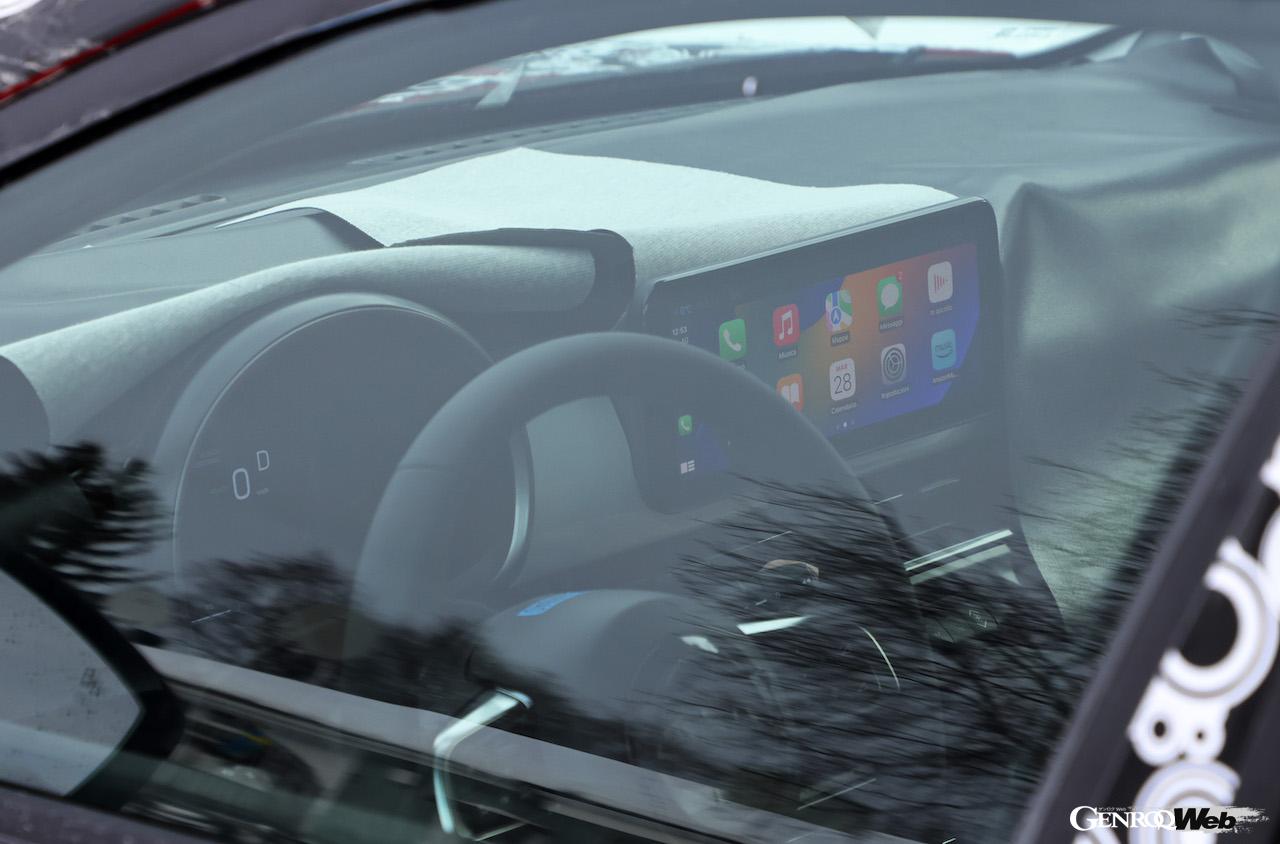 丸型ベゼルのデジタルメータークラスターなど、フィアット製モデルらしいインテリアを持つテスト車両。