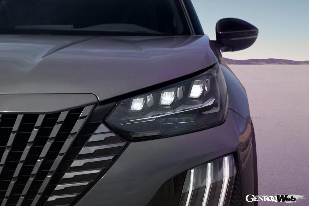 「508 サルーン/508SW」に続き、プジョーの最新デザイン要素である、3本の縦長ライトクローがフロントセクションに採用された。