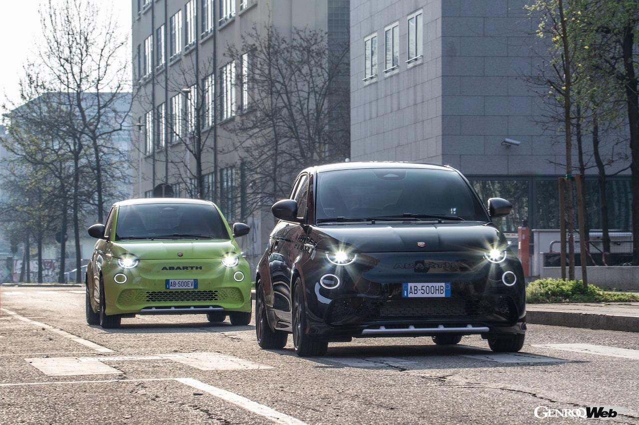 2022年に先行導入されたローンチ仕様の「500e スコーピオニッシマ」に続き、ヨーロッパにおいて「アバルト 500e」の通常ラインアップの販売が開始された。