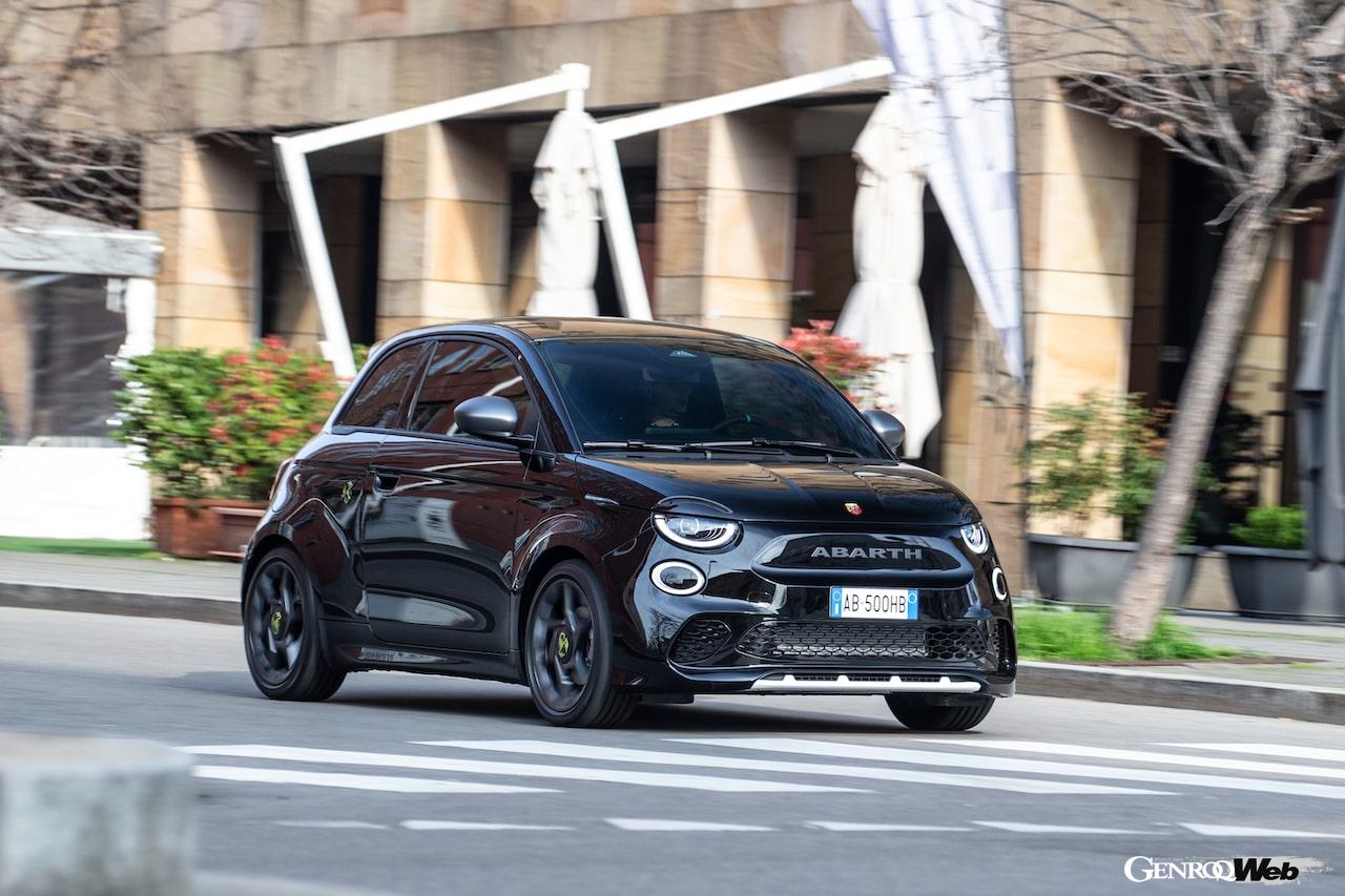 フル電動モデル「アバルト 500e 」のエクステリア。