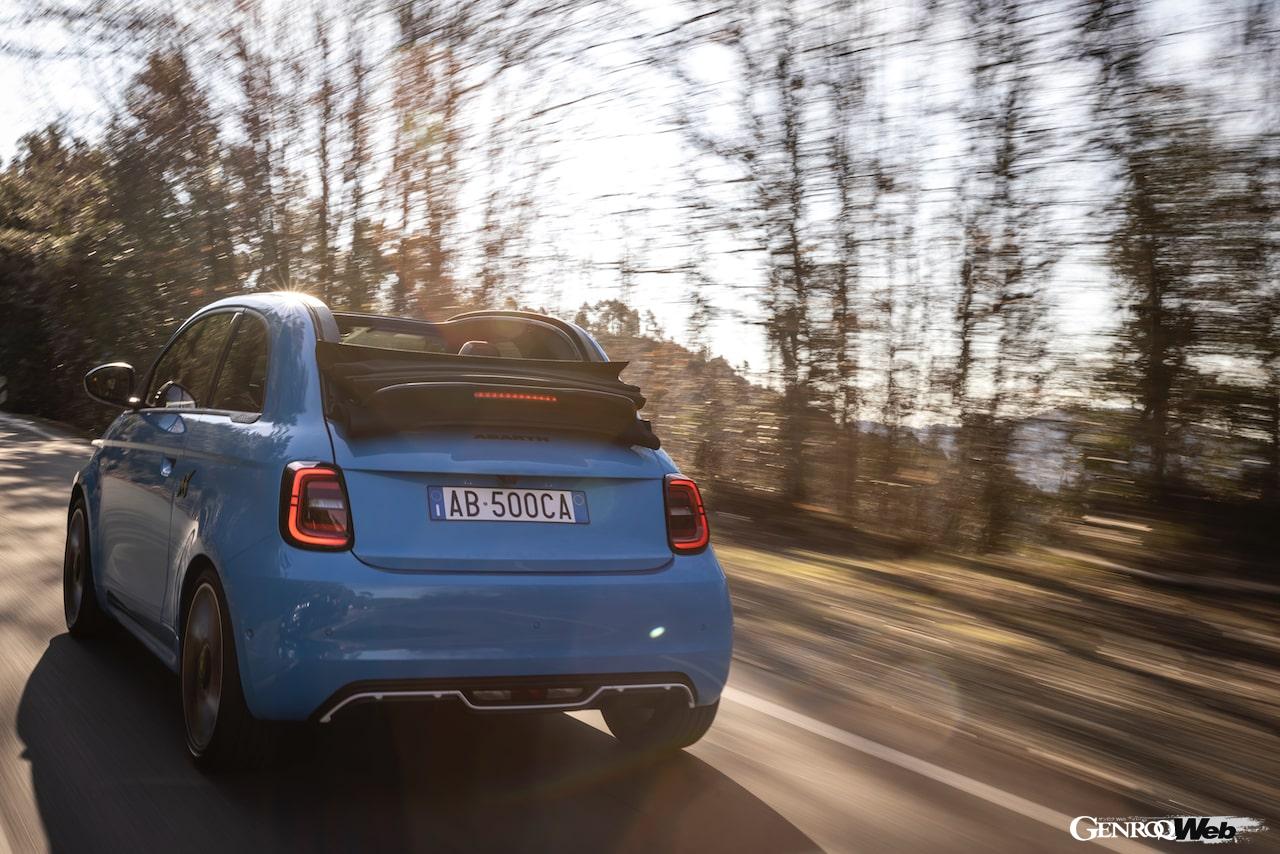 フル電動モデル「アバルト 500e カブリオ」の走行シーン。