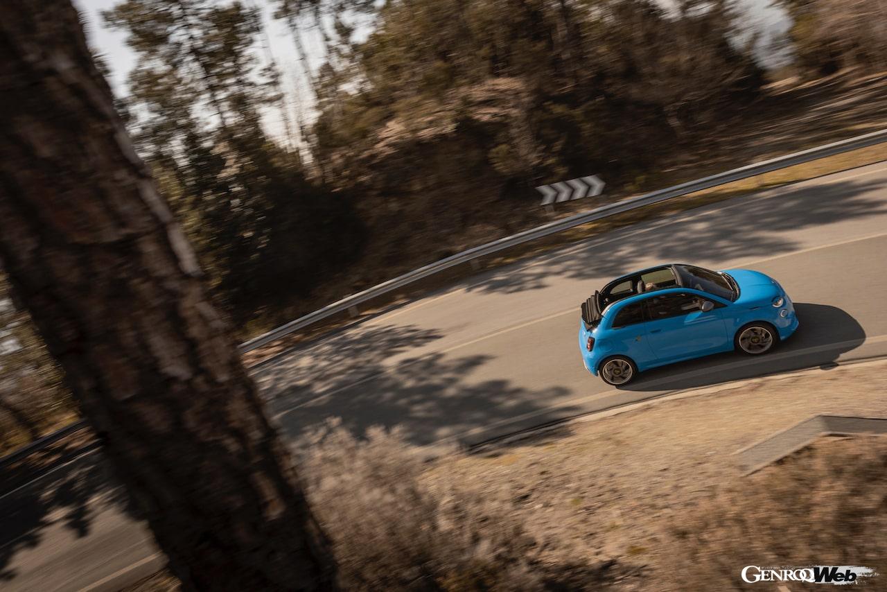 フル電動モデル「アバルト 500e カブリオ」の走行シーン。