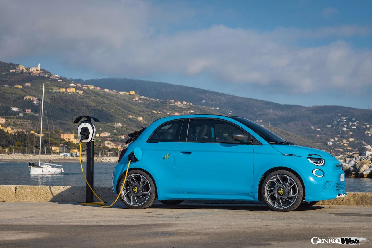 フル電動モデル「アバルト 500e カブリオ」のエクステリア。