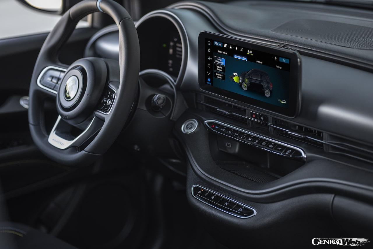 フル電動モデル「アバルト 500e カブリオ」のインテリア。