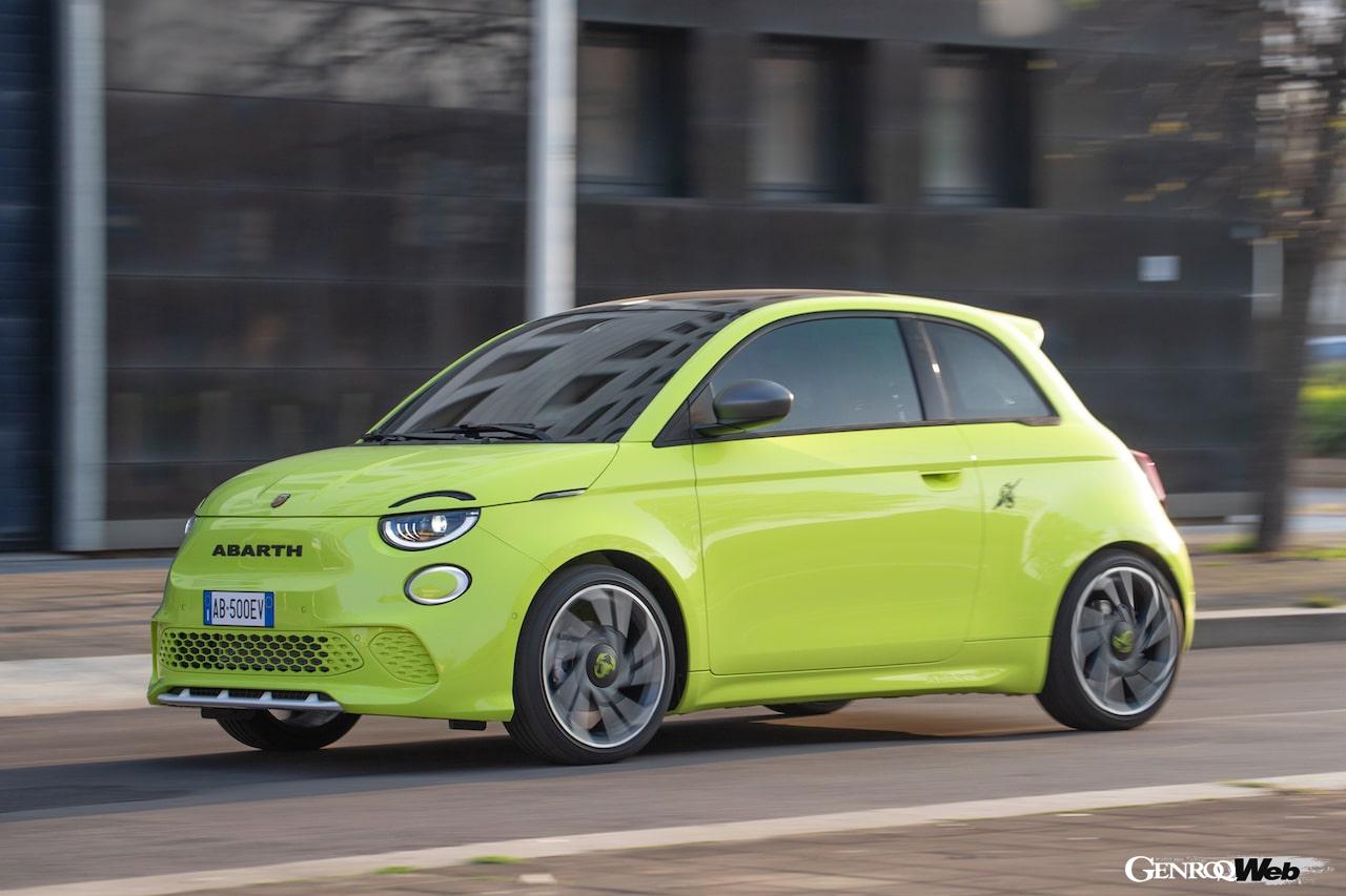 フル電動モデル「アバルト 500e ツーリズモ」の走行シーン。