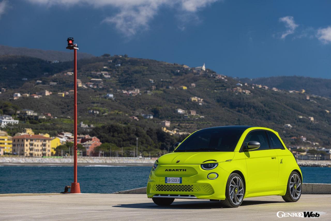 フル電動モデル「アバルト 500e ツーリズモ」のエクステリア。