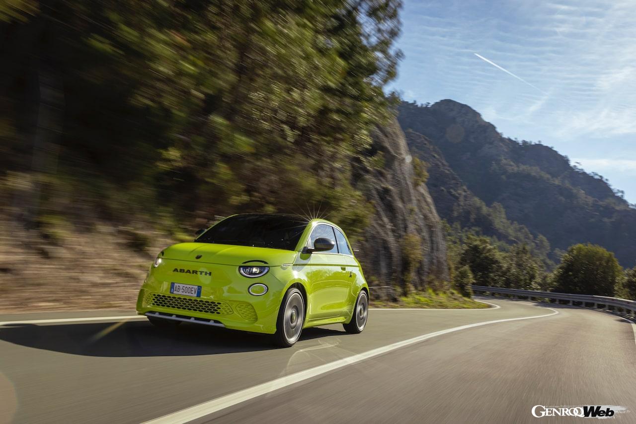 フル電動モデル「アバルト 500e ツーリズモ」の走行シーン。