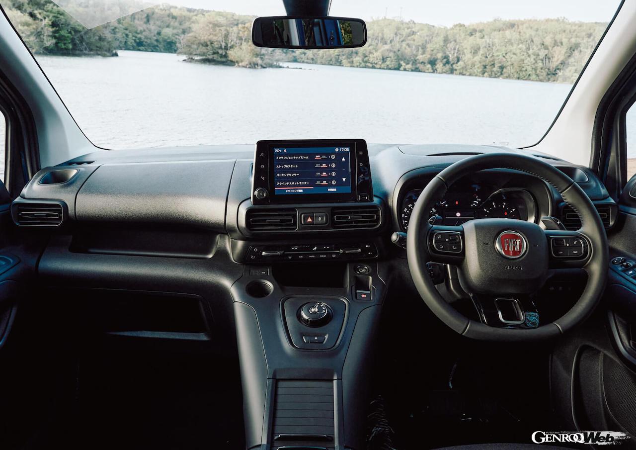日本導入が開始された、フィアット製ミニバン「ドブロ」のインテリア。