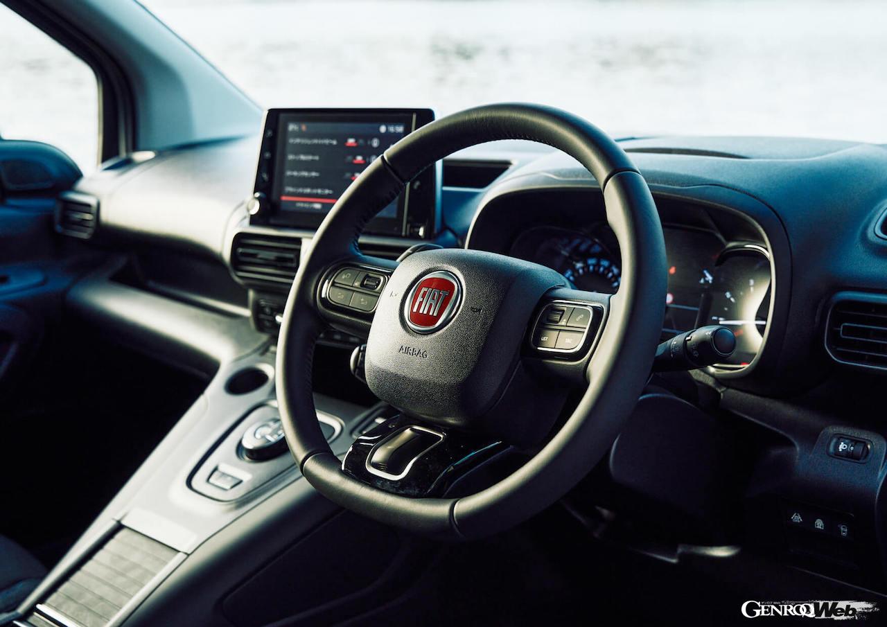 日本導入が開始された、フィアット製ミニバン「ドブロ」のインテリア。