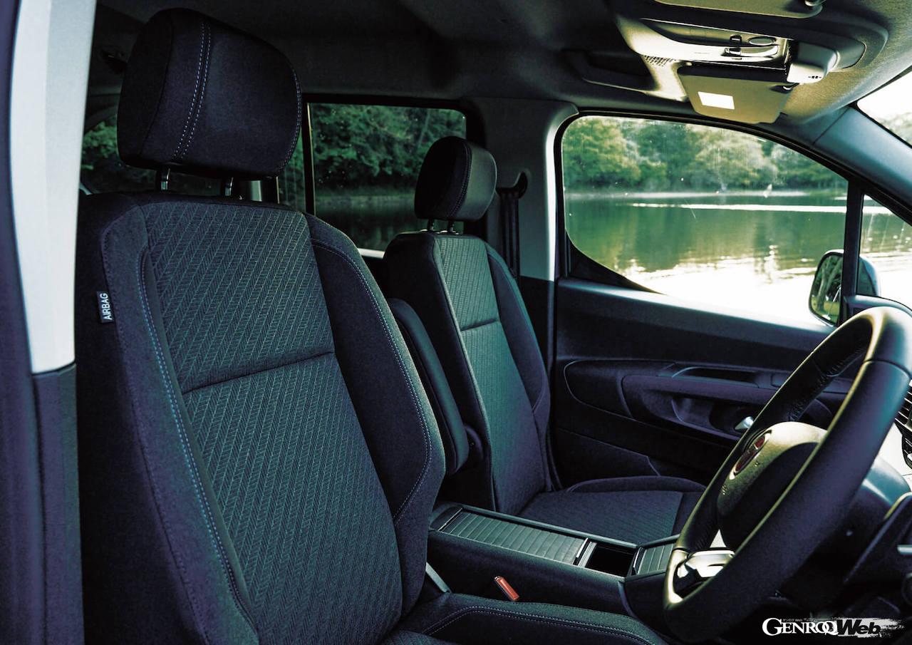 日本導入が開始された、フィアット製ミニバン「ドブロ」のインテリア。