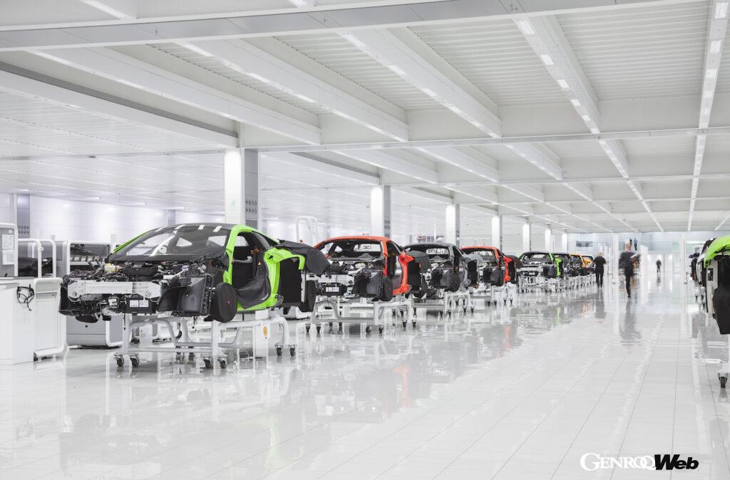 2011年以来、リカルドはマクラーレンが開発したパワートレインを、英国・ショアハム・バイ・シーのエンジン製造施設においてハンドメイドで製造してきた。