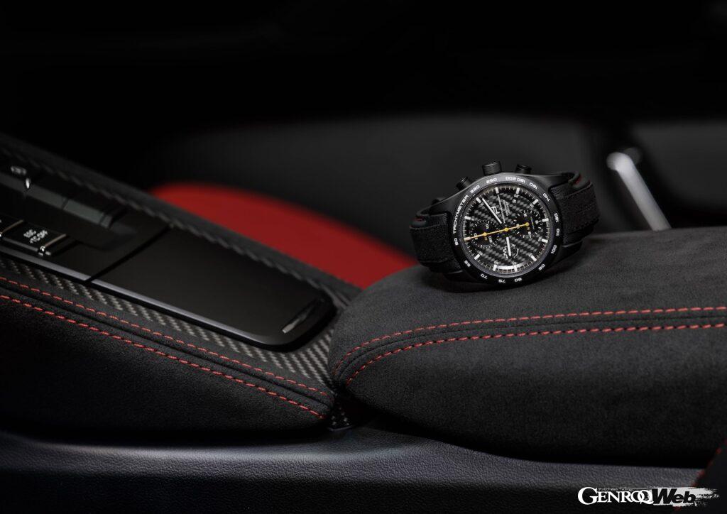 ポルシェデザイン製クロノグラフは、718 スパイダー RSのオーナーのみが購入可能。ストラップはインテリアと同素材のレザーが採用されている。