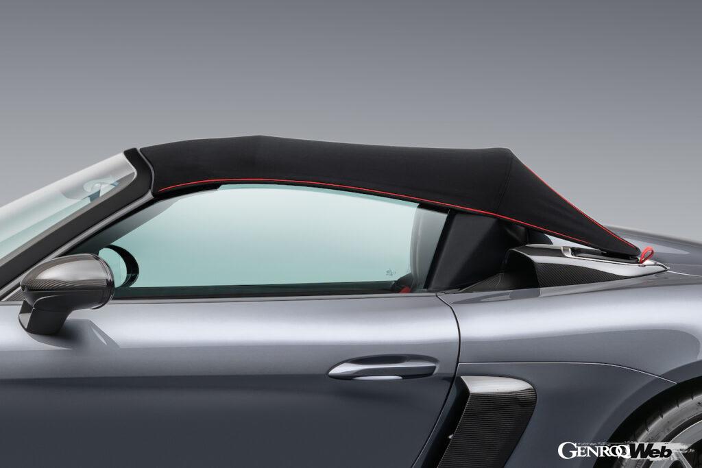 軽量化を重視したことで、あえて手動操作式シングルレイヤー軽量ソフトトップを採用。718スパイダーよりも7.6kg軽い、ルーフ単体重量18.3kgを実現している。