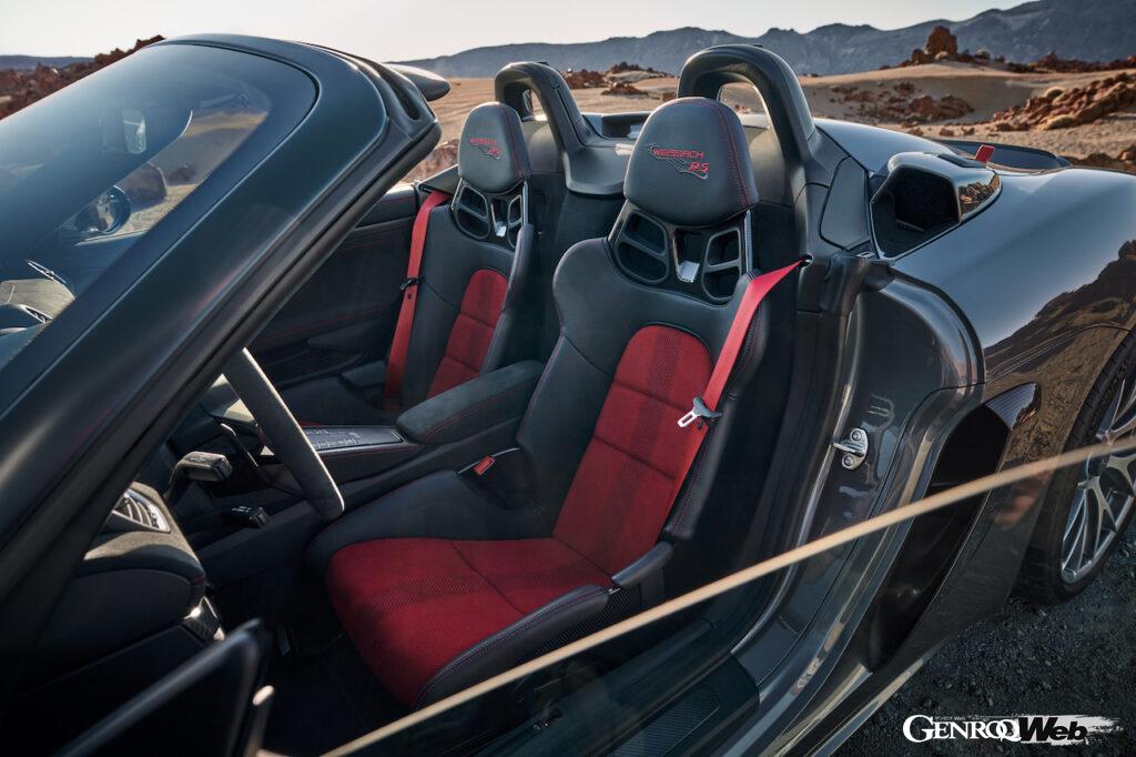 ドライブに集中すべく、必要不可欠なコンポーネントのみが残されたコクピット。フルバケットシートのヘッドレストにはコントラストカラーで「Spyder RS」ロゴが刺繍される。