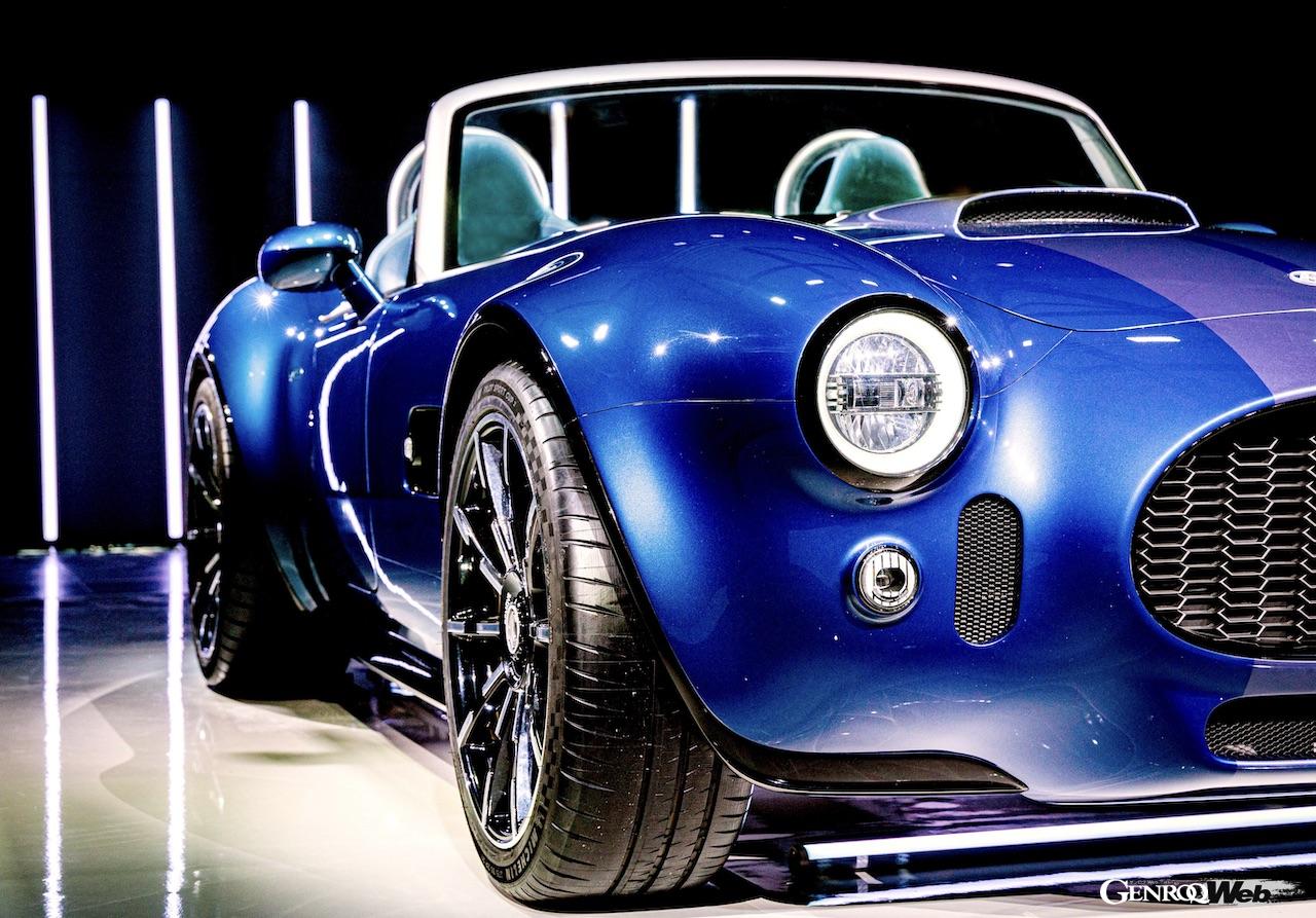 待望のニューモデル「AC コブラ GT ロードスター」のエクステリア。