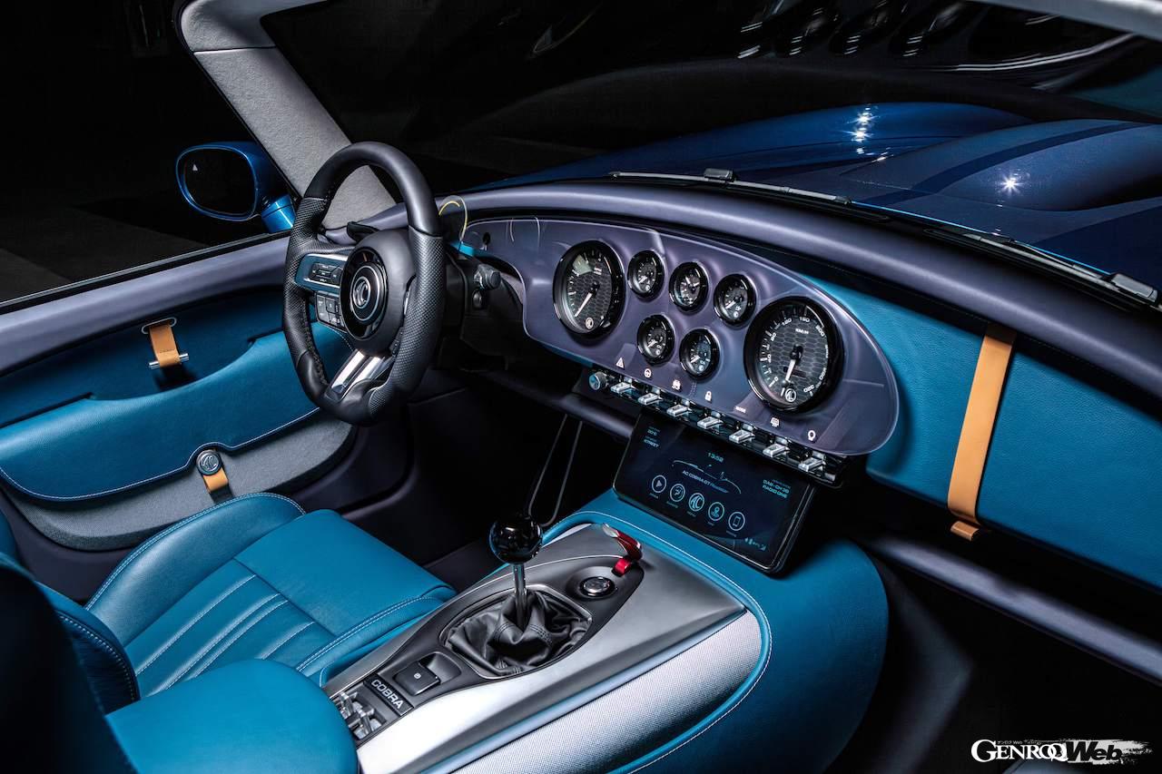 待望のニューモデル「AC コブラ GT ロードスター」のインテリア。