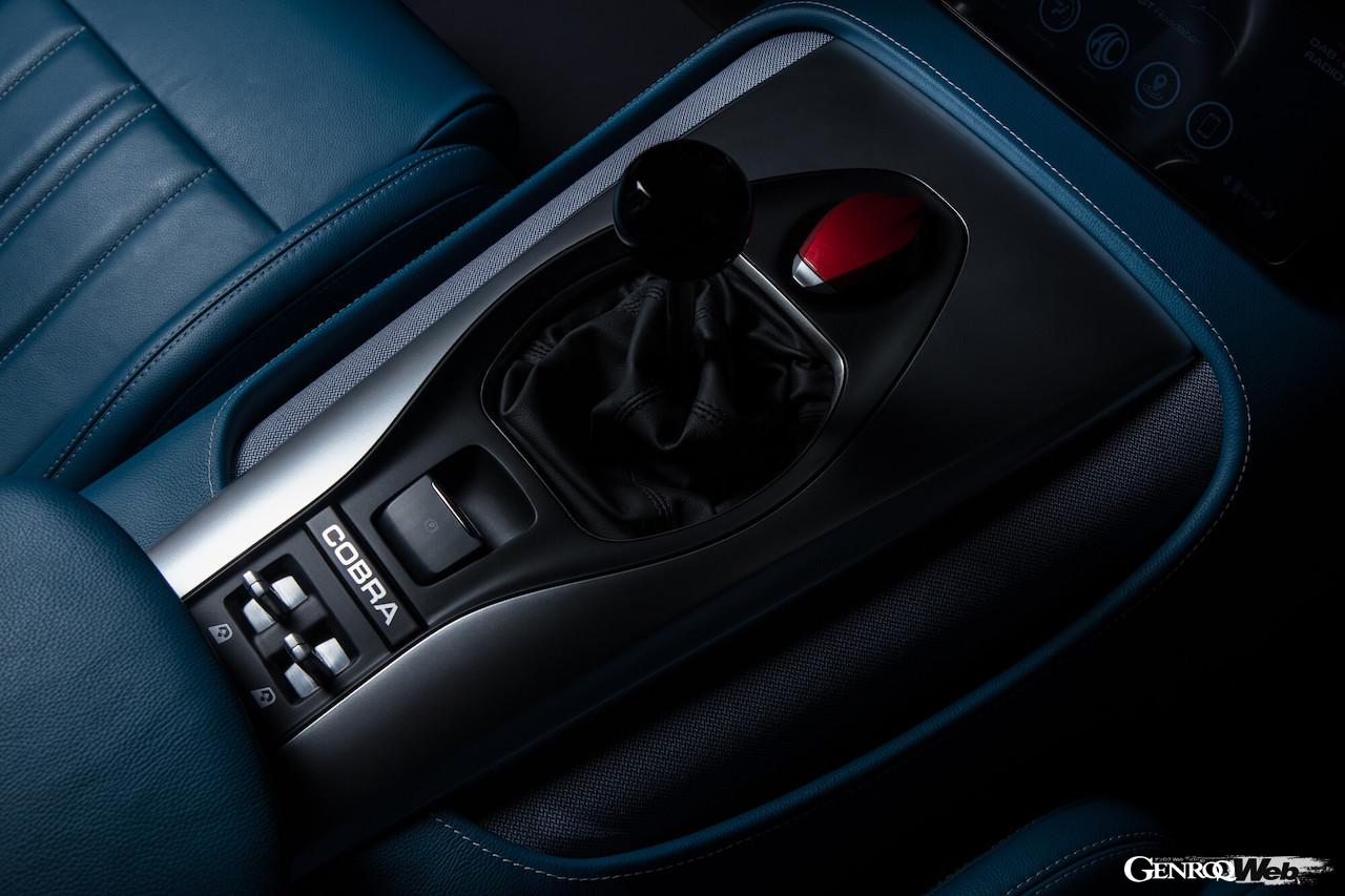 待望のニューモデル「AC コブラ GT ロードスター」のインテリア。