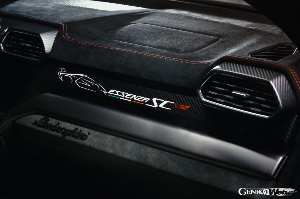 スポーティなネロ・コスムスのアルカンターラとレザーに、カーボンファイバーのコンポーネントが組み合わせられた。ダッシュボードには写真の専用プレートが配置される。