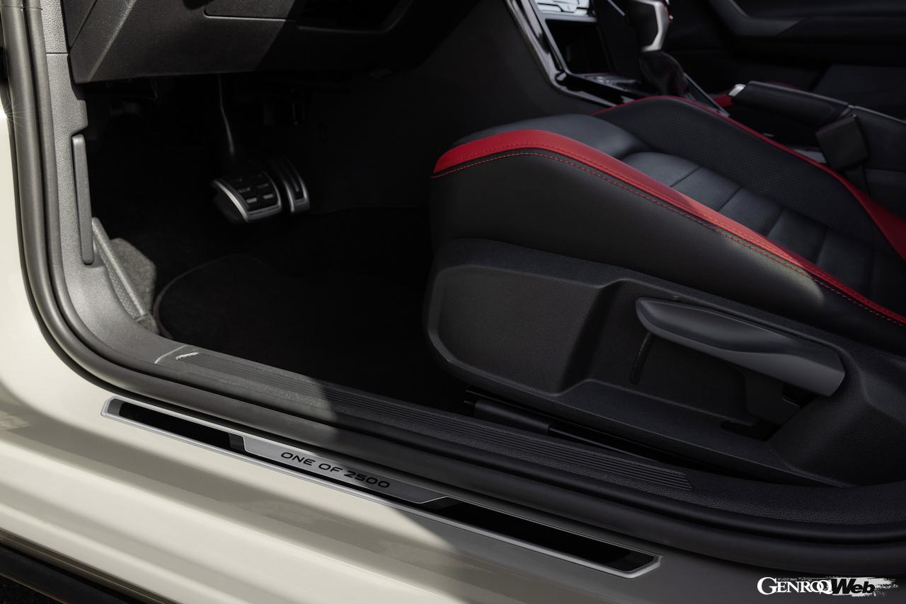 インテリアには、「25」ロゴ入り本革マルチファンクション・スポーツステアリングホイールや、「GTI」ロゴをステッチで入れたブラック＆レッドのパーフォレーテッド・レザー製プレミアムスポーツシートを装備する。