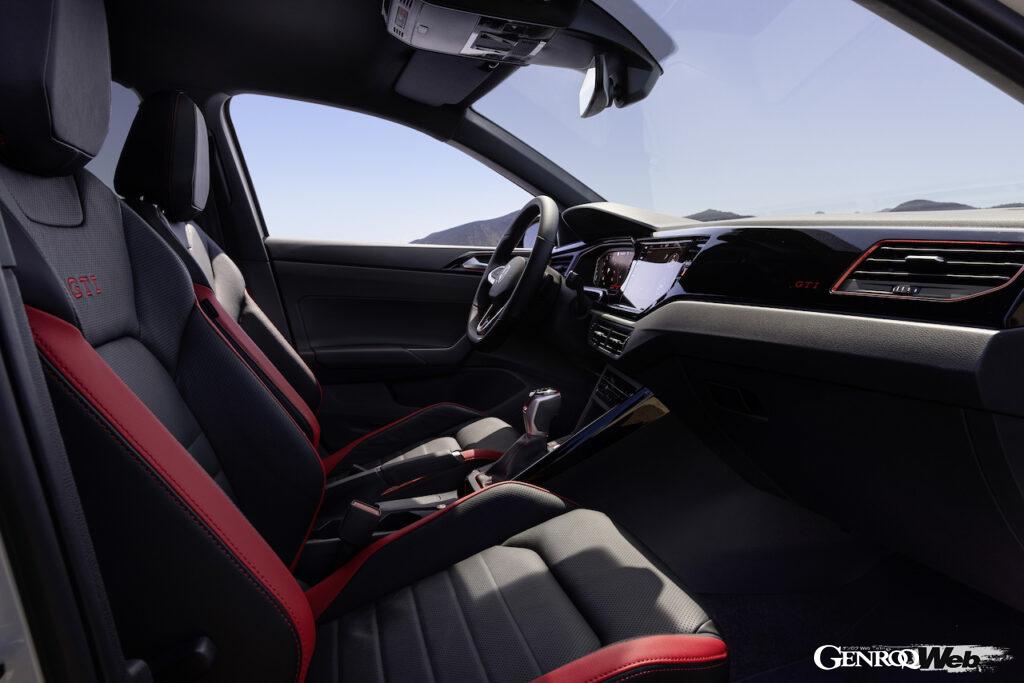 インテリアには、「25」ロゴ入り本革マルチファンクション・スポーツステアリングホイールや、「GTI」ロゴをステッチで入れたブラック&レッドのパーフォレーテッド・レザー製プレミアムスポーツシートを装備する。