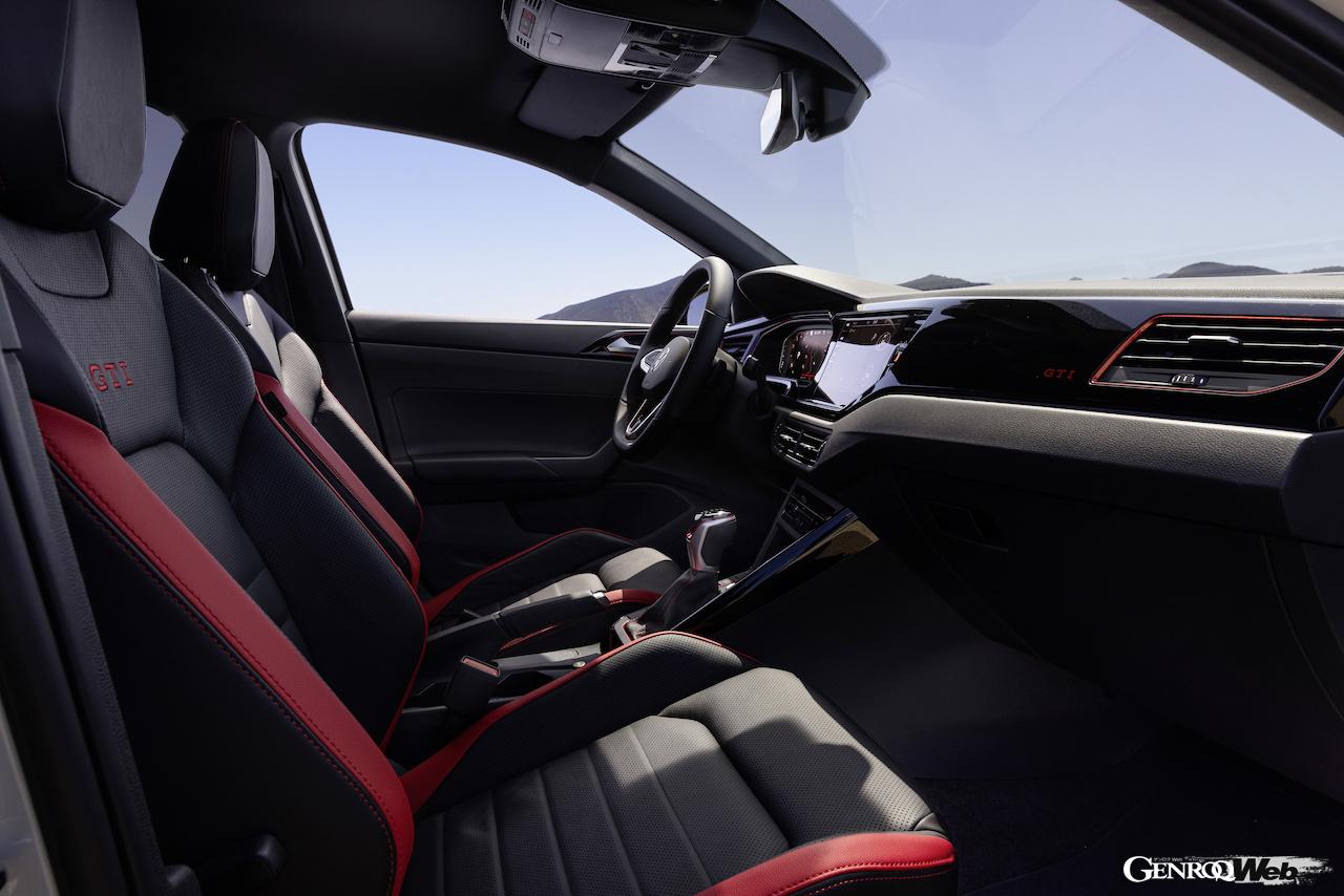 インテリアには、「25」ロゴ入り本革マルチファンクション・スポーツステアリングホイールや、「GTI」ロゴをステッチで入れたブラック＆レッドのパーフォレーテッド・レザー製プレミアムスポーツシートを装備する。