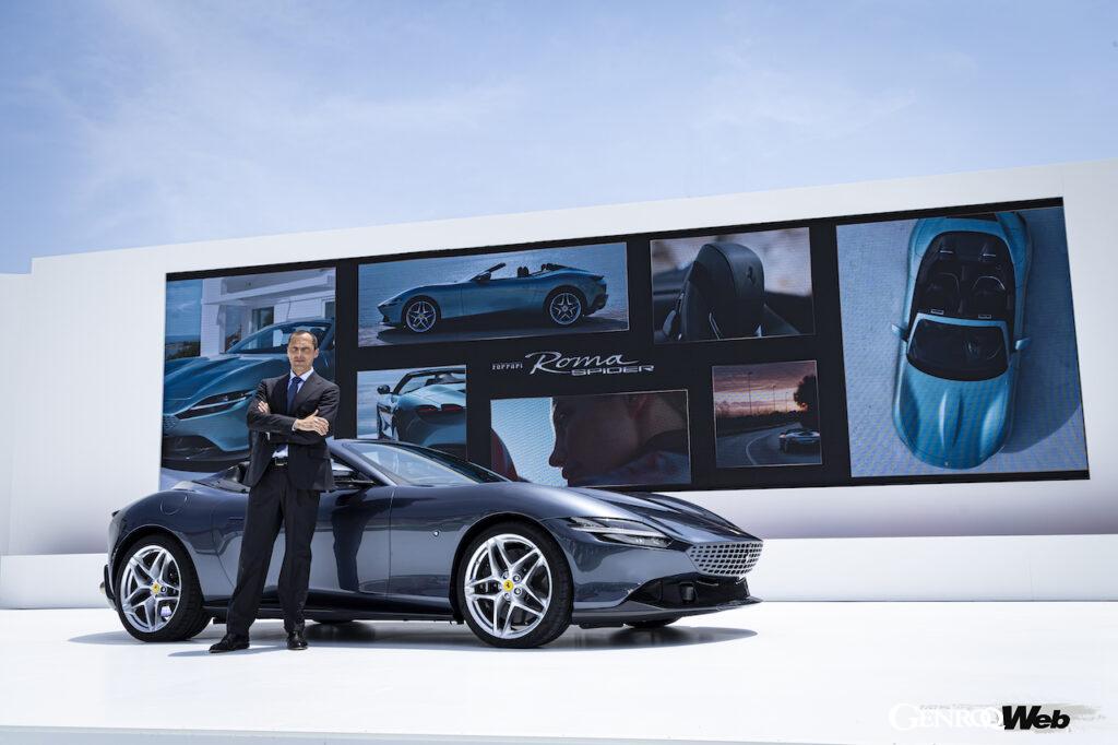 フェラーリ・ジャパンのフェデリコ・パストレッリ社長と、日本への導入が決まった「フェラーリ ローマ スパイダー」。