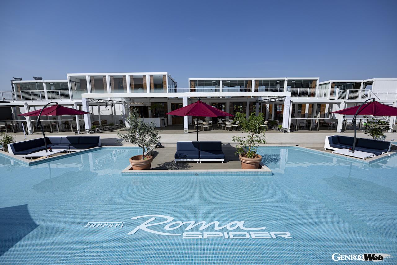 レインボーブリッジと東京湾をのぞむ絶好のロケーションにおいて、「フェラーリ ローマ スパイダー」が日本のカスタマーにお披露目された。