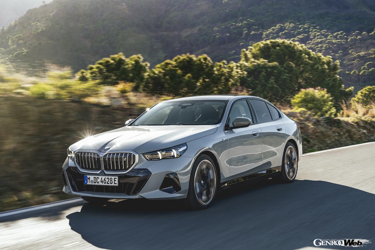 新型「BMW 5シリーズ セダン」の走行シーン。