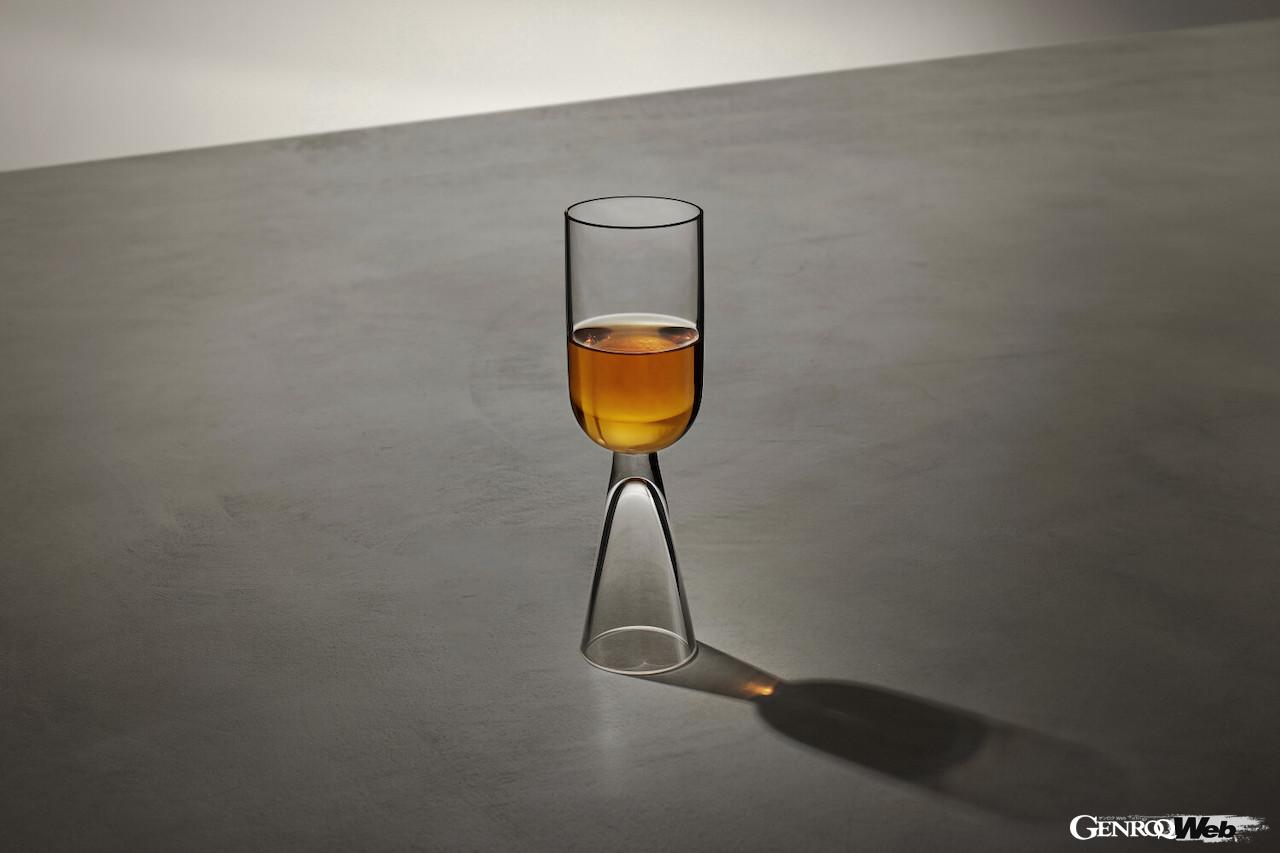 カーボンファイバーで木目金が表現された、美しいデキャンタを持つ「ボウモア ARC-52 木目エディション」。