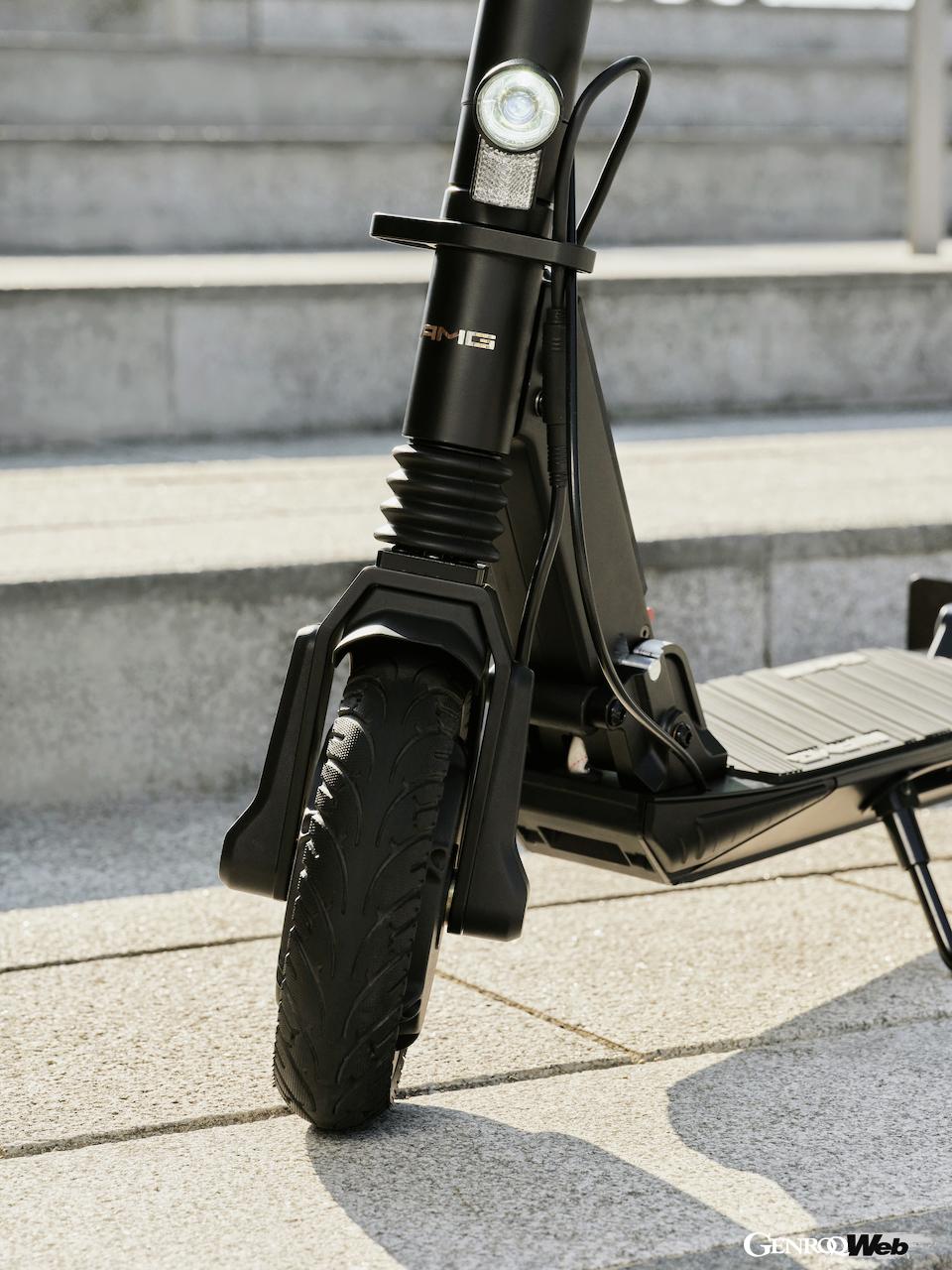 市街地における「ラストワンマイル（目的地への最終交通手段）」モビリティとして開発された「メルセデスAMG E-スクーター」。