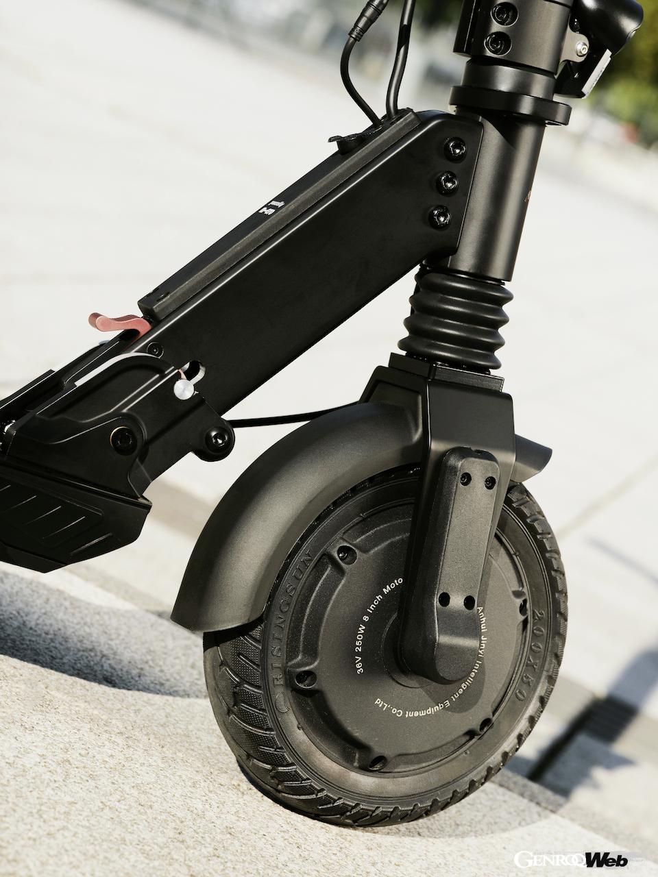 市街地における「ラストワンマイル（目的地への最終交通手段）」モビリティとして開発された「メルセデスAMG E-スクーター」。