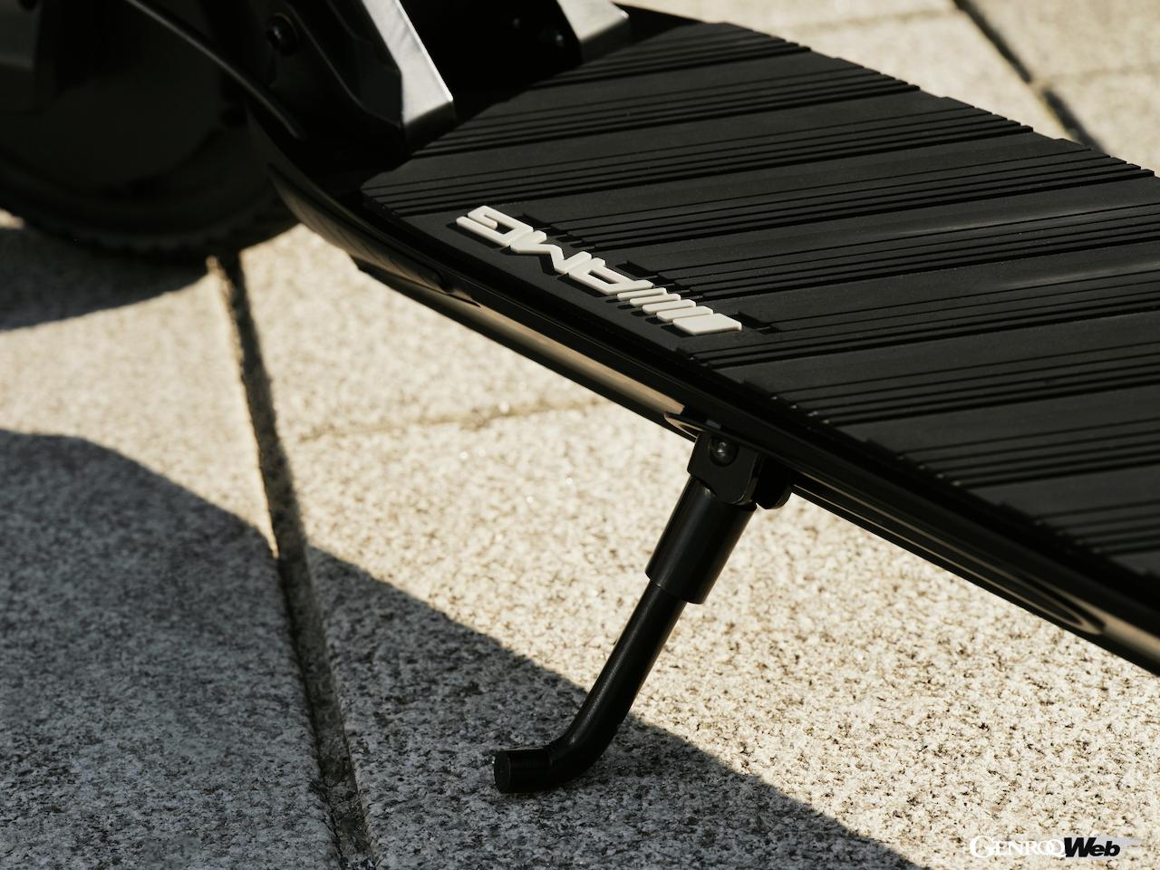 市街地における「ラストワンマイル（目的地への最終交通手段）」モビリティとして開発された「メルセデスAMG E-スクーター」。