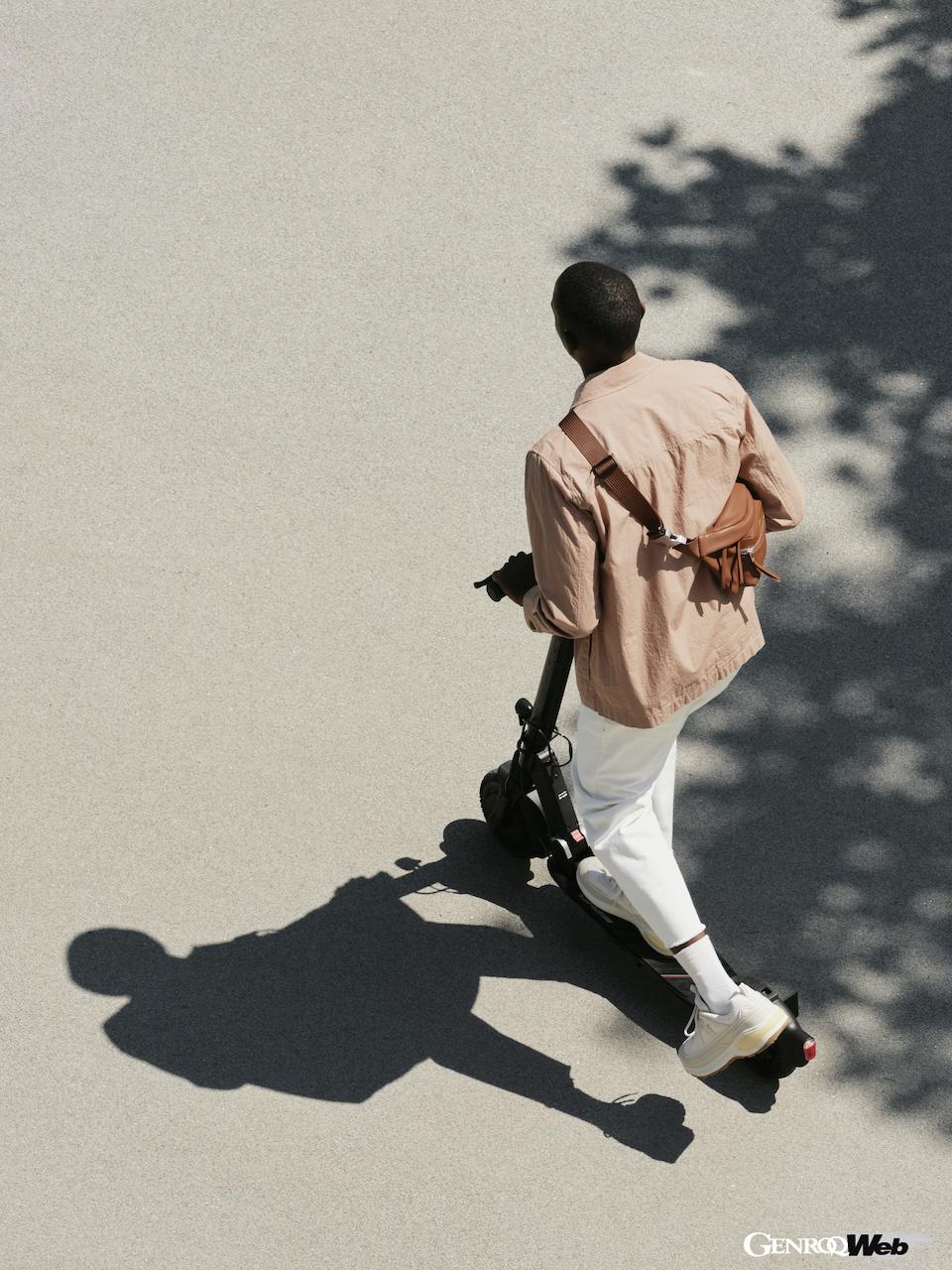 市街地における「ラストワンマイル（目的地への最終交通手段）」モビリティとして開発された「メルセデスAMG E-スクーター」。