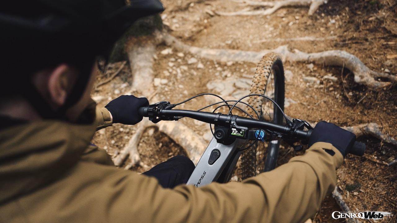 ロットワイルド社とポルシェが共同開発した「ポルシェ eバイク クロス パフォーマンス」は、ポルシェ 911やタイカンでお馴染み「フライライン」からインスピレーションを得たカーボンフレームを採用した。