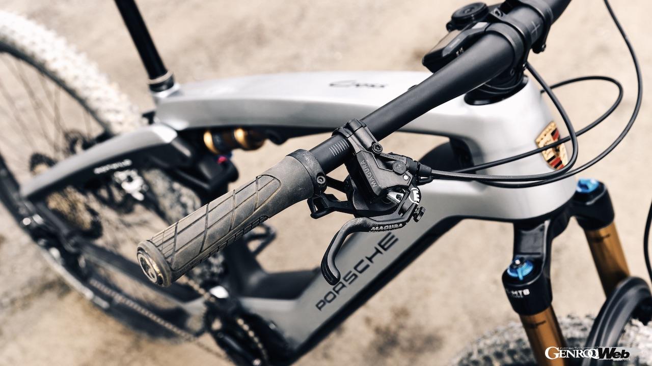 「ポルシェ eバイク クロス パフォーマンス EXC」は、写真のアイスグレー・メタリックなど、ポルシェ・エクスクルーシブ・ マニュファクトゥールが展開する専用色を選ぶことができる。