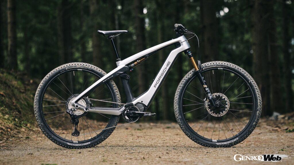 「ポルシェ eバイク クロス パフォーマンス EXC」は、写真のアイスグレー・メタリックなど、ポルシェ・エクスクルーシブ・ マニュファクトゥールが展開する専用色を選ぶことができる。