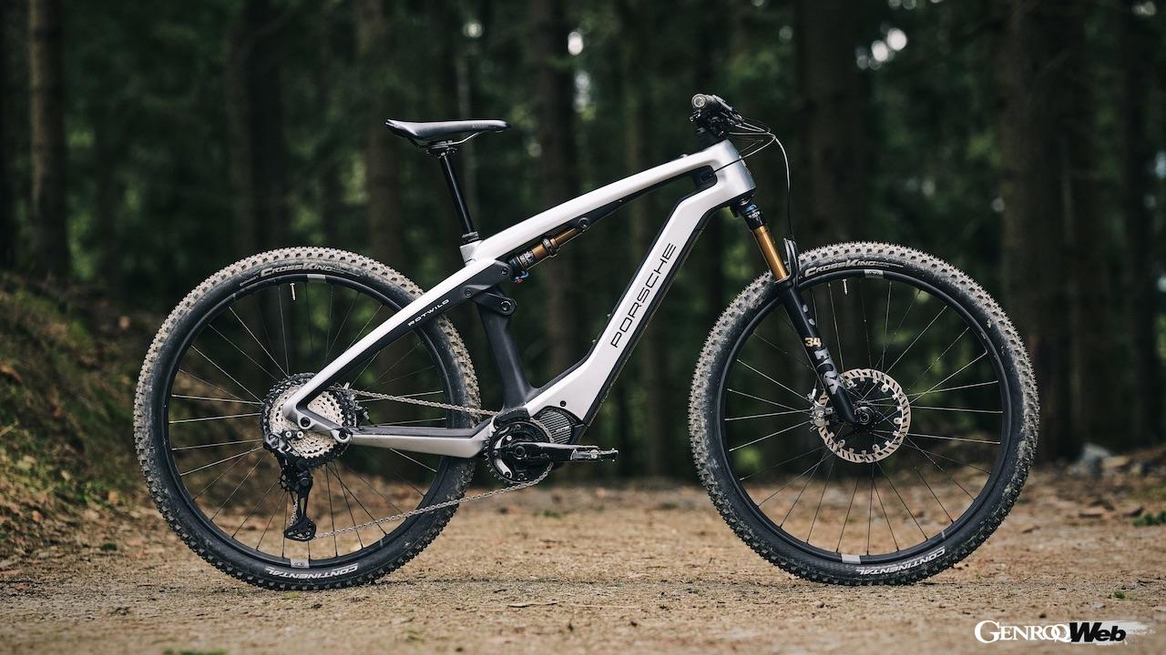 「ポルシェ eバイク クロス パフォーマンス EXC」は、写真のアイスグレー・メタリックなど、ポルシェ・エクスクルーシブ・ マニュファクトゥールが展開する専用色を選ぶことができる。