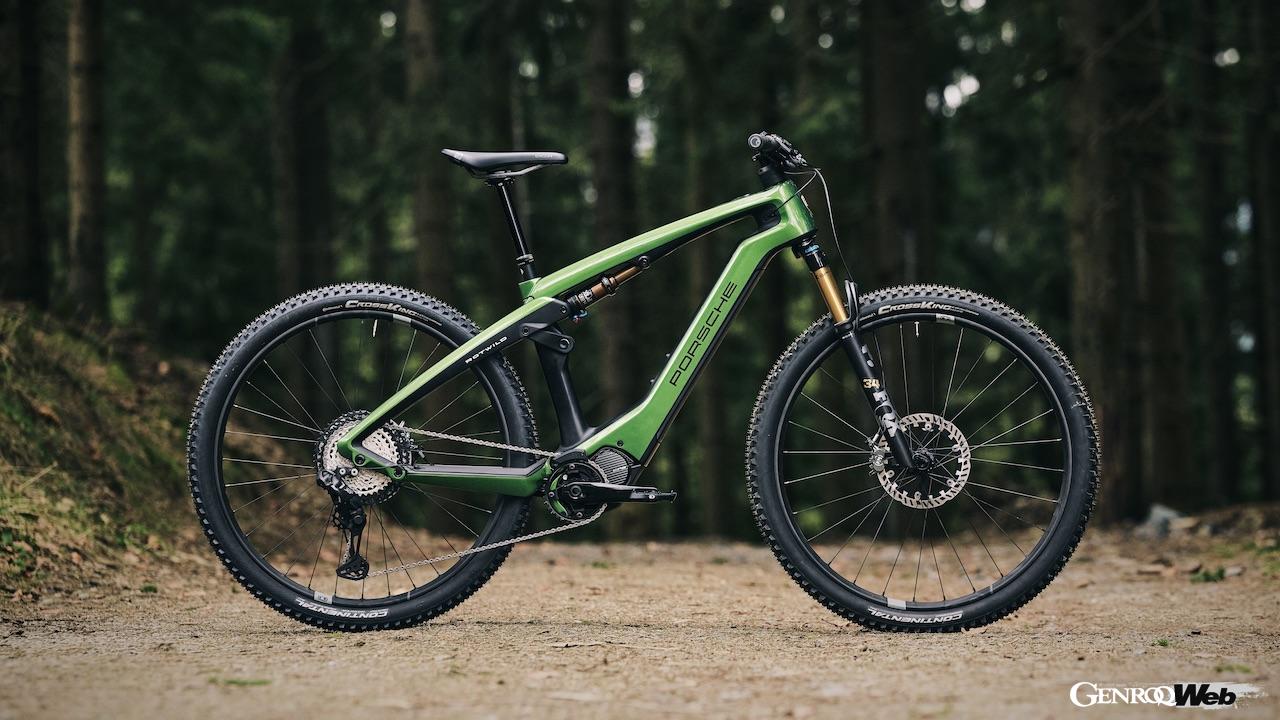 「ポルシェ eバイク クロス パフォーマンス EXC」は、写真のマンバ・グリーン・メタリックなど、ポルシェ・エクスクルーシブ・ マニュファクトゥールが展開する専用色を選ぶことができる。