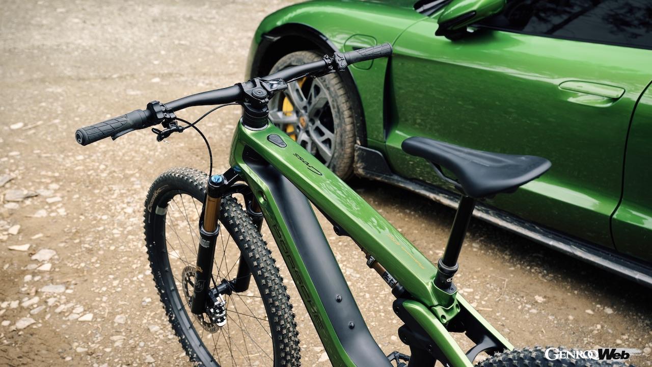 「ポルシェ eバイク クロス パフォーマンス EXC」は、写真のマンバ・グリーン・メタリックなど、ポルシェ・エクスクルーシブ・ マニュファクトゥールが展開する専用色を選ぶことができる。