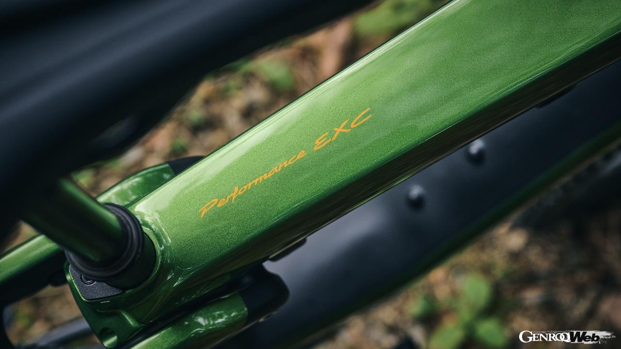 「ポルシェ eバイク クロス パフォーマンス EXC」は、写真のマンバ・グリーン・メタリックなど、ポルシェ・エクスクルーシブ・ マニュファクトゥールが展開する専用色を選ぶことができる。