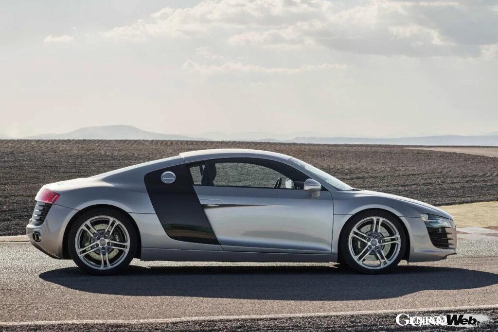 アウディR8は実用性を担保するためロングホイールベース化されている。サイドブレードはそれを目立たなくさせるアクセントだ。